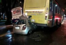 Se incrustó bajo un colectivo