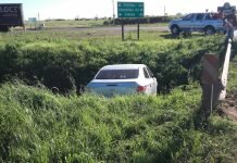 Un auto volcó en la rotonda del acceso Carlos Fuertes