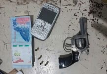 Para huir a la policía, tiró a su hija de la moto