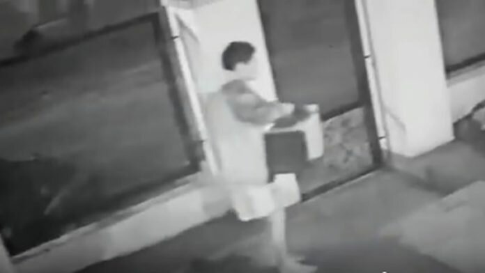 ladron registrado por camara de seguridad