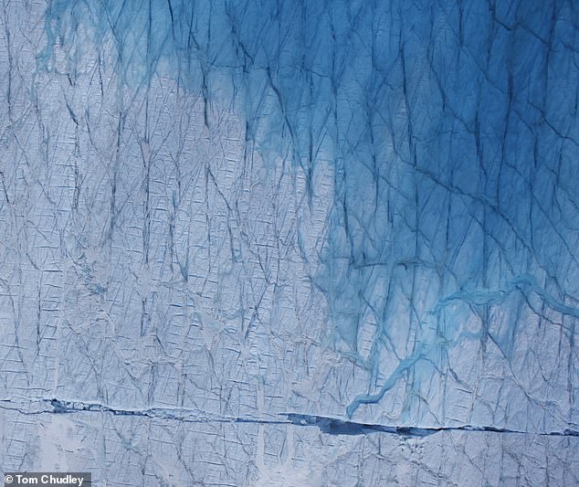 Pero muchos de estos lagos se drenan rápidamente hacia el fondo, cayendo a través de las grietas y grandes fracturas que se forman en el hielo (en la foto)