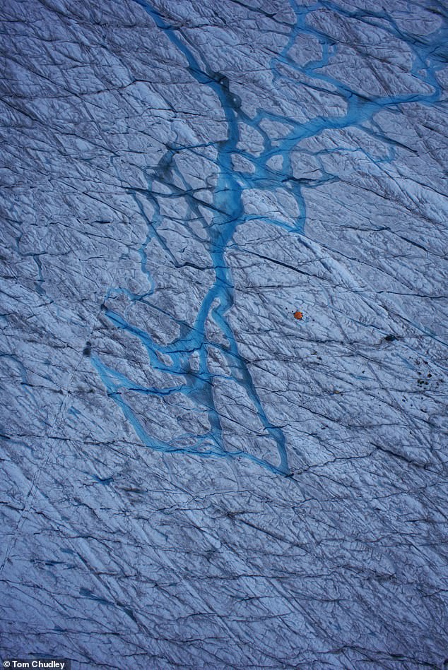 Los investigadores estimaron que hasta 82 millones de metros cúbicos de agua de deshielo se transportaron al fondo del glaciar Store por día durante el verano de 2014.