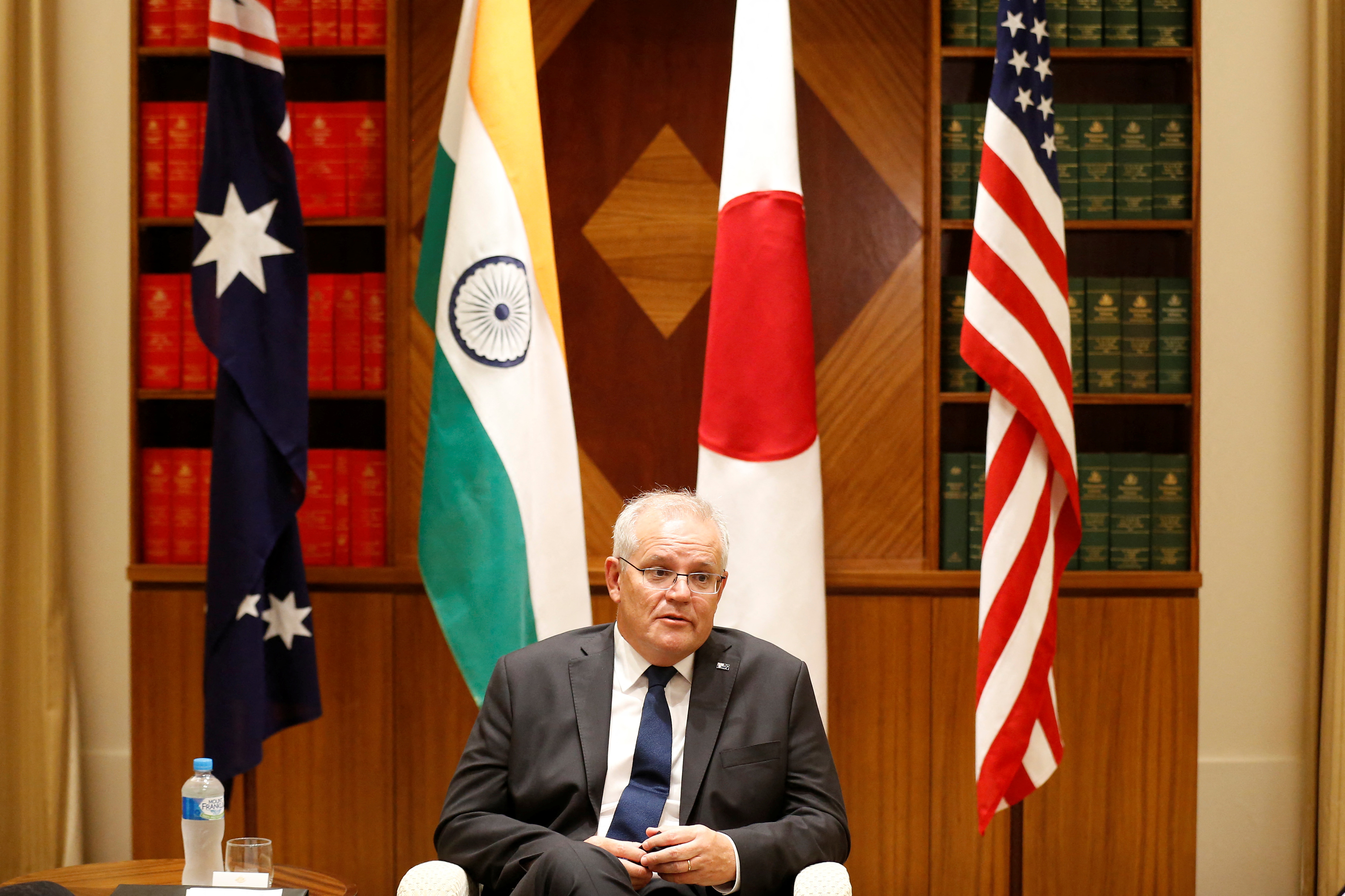 El primer ministro australiano, Scott Morrison, habla con los medios de comunicación en la Oficina del Parlamento de la Commonwealth en Melbourne, Melbourne, Australia, el 11 de febrero de 2022. Darrian Traynor/Pool vía REUTERS