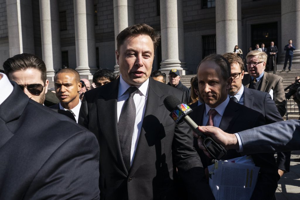 Después de que el CEO de Tesla, Elon Musk, afirmara una "investigación implacable", la SEC retrocede