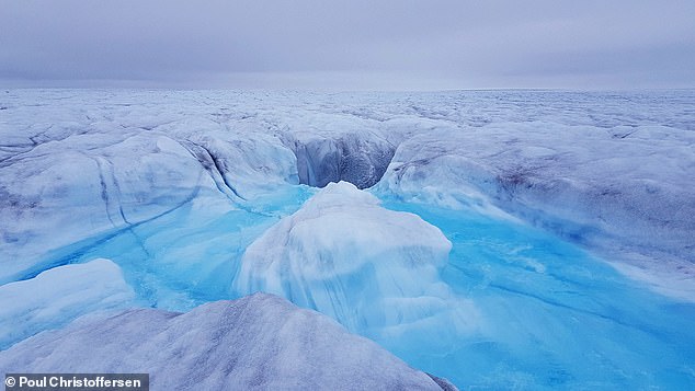 Advertencia: la capa de hielo de Groenlandia (en la foto) se está derritiendo de abajo hacia arriba y ahora es el mayor contribuyente al aumento global del nivel del mar, según un nuevo estudio.