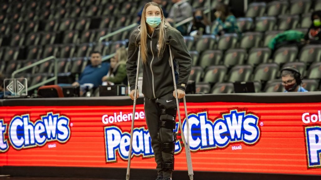 Paige Bueckers se recuperó de una cirugía de rodilla y se unirá al equipo de baloncesto femenino UConn Huskies para el partido del viernes.