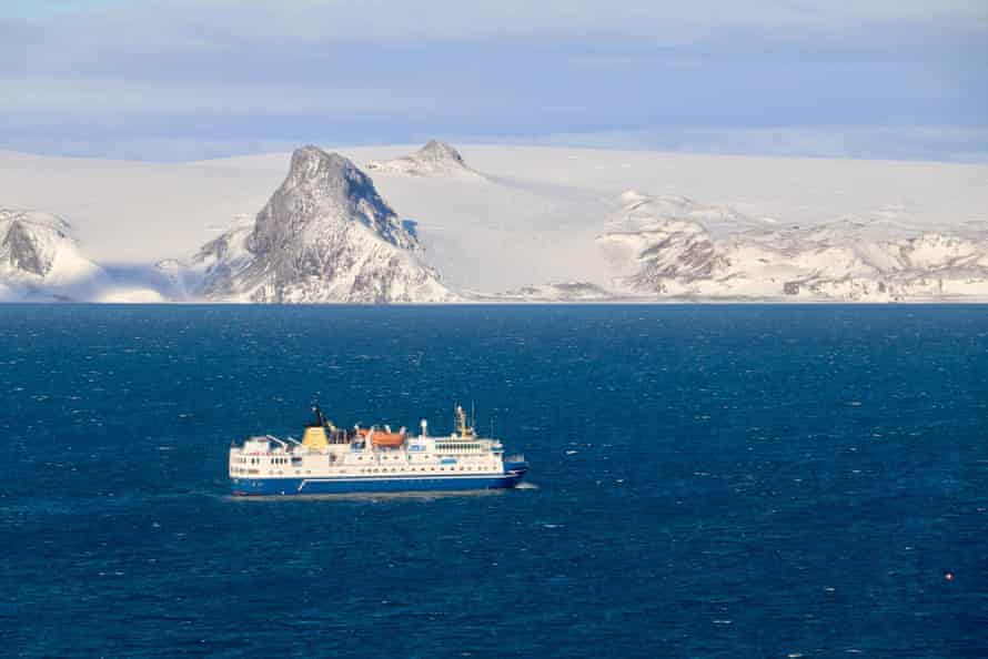 Barco frente a la costa de la Antártida
