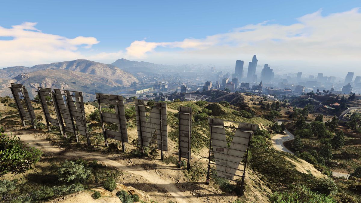 Con vistas a Los Santos desde detrás del cartel de Vinewood en Grand Theft Auto 5