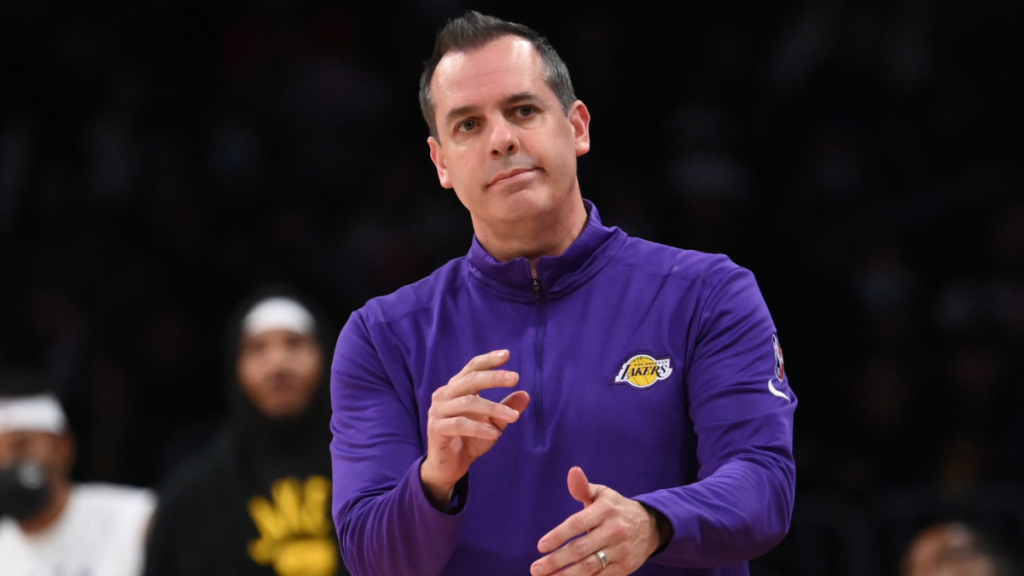 Los Lakers quieren que Russell Westbrook sea relegado al banquillo, pero Frank Vogel se ha resistido hasta ahora, según un informe