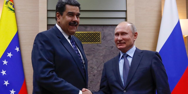 El presidente ruso, Vladimir Putin, le da la mano a su homólogo venezolano, Nicolás Maduro.