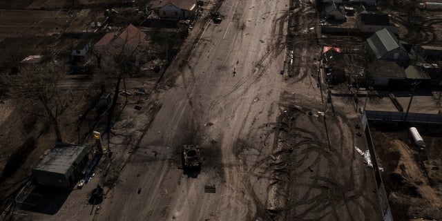 Tanques rusos destruidos en una carretera principal 
