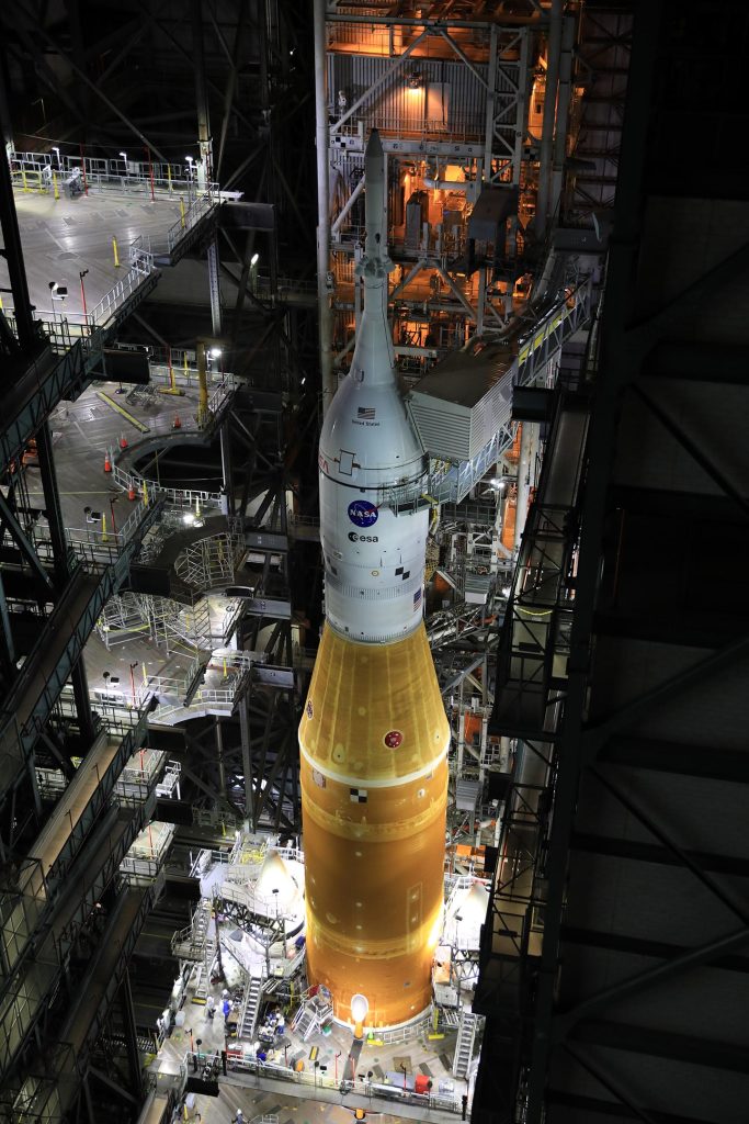Cohete VAB Artemis I Space Launch System y nave espacial Orion