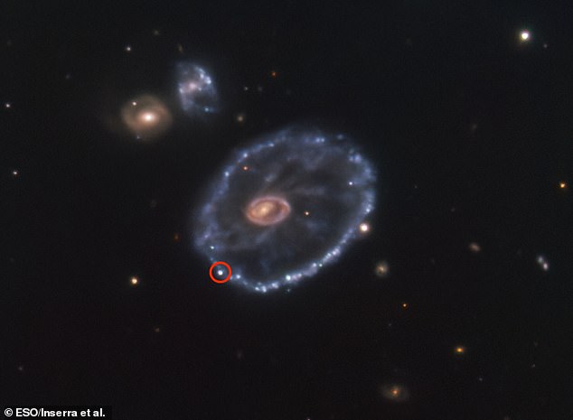 La supernova, llamada SN2021afdx, ocurrió en la galaxia Cartwheel de forma inusual, que se encuentra en la constelación Sculptor.