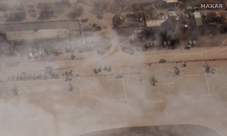 Una imagen satelital de Maxar Technologies muestra varios helicópteros militares rusos sentados en la pista el lunes.