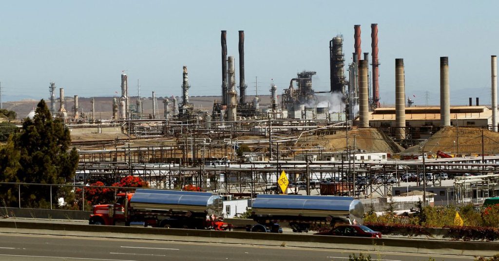 Chevron comienza a reemplazar trabajadores antes de huelga en refinería de California