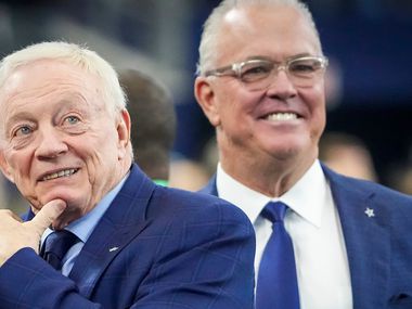 El propietario y gerente general de los Dallas Cowboys, Jerry Jones (izquierda), el vicepresidente ejecutivo Stephen...
