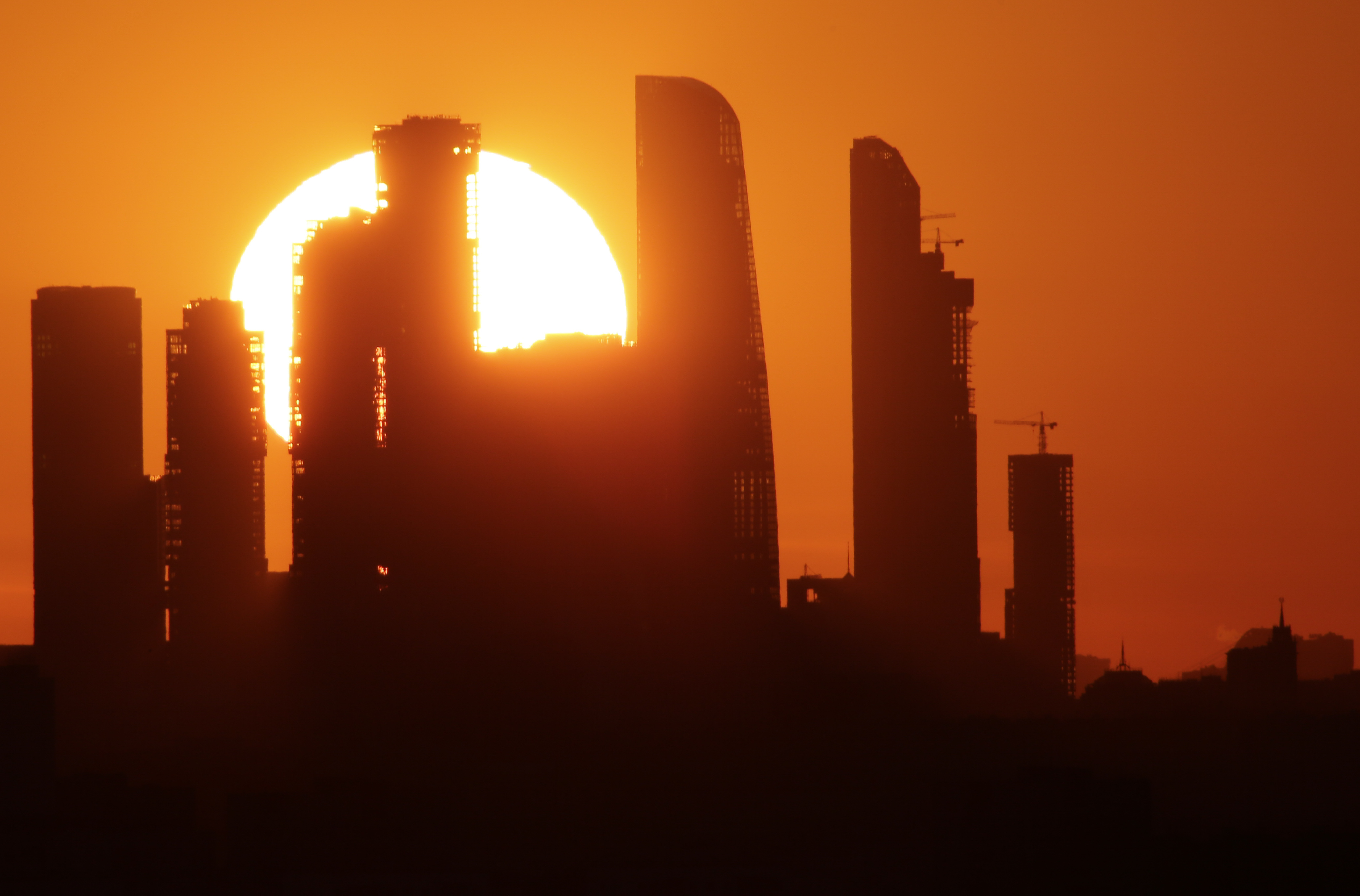 El sol se pone detrás de los rascacielos en el Centro Internacional de Negocios de Moscú en Moscú