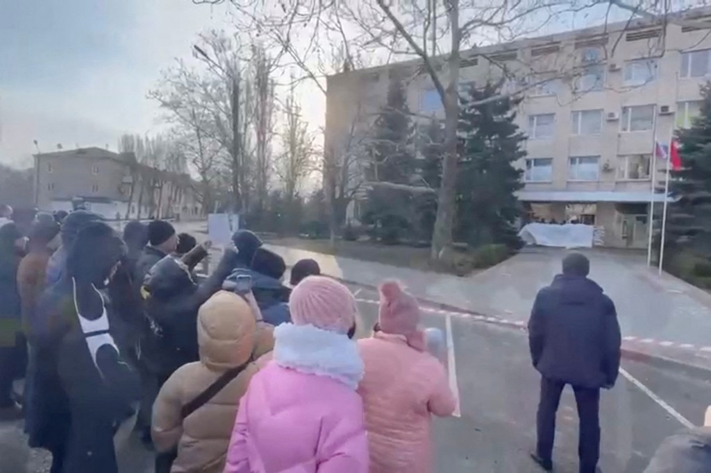 Los ciudadanos protestan por el secuestro del alcalde Ivan Fedorov frente a un edificio de oficinas en Melitopol, Ucrania, el 12 de marzo de 2022.