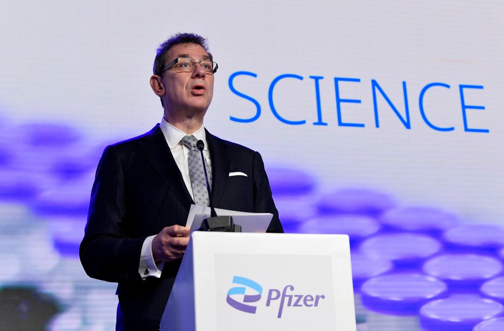 El director ejecutivo de Pfizer, Albert Borla, dijo en una entrevista que las dos dosis iniciales actuales y la dosis de refuerzo están disminuyendo muy rápidamente.