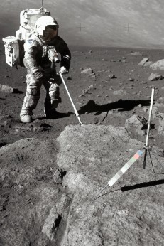 Un astronauta del Apolo 17 usó un poste de metal para recolectar una muestra en la superficie de la luna en 1972.