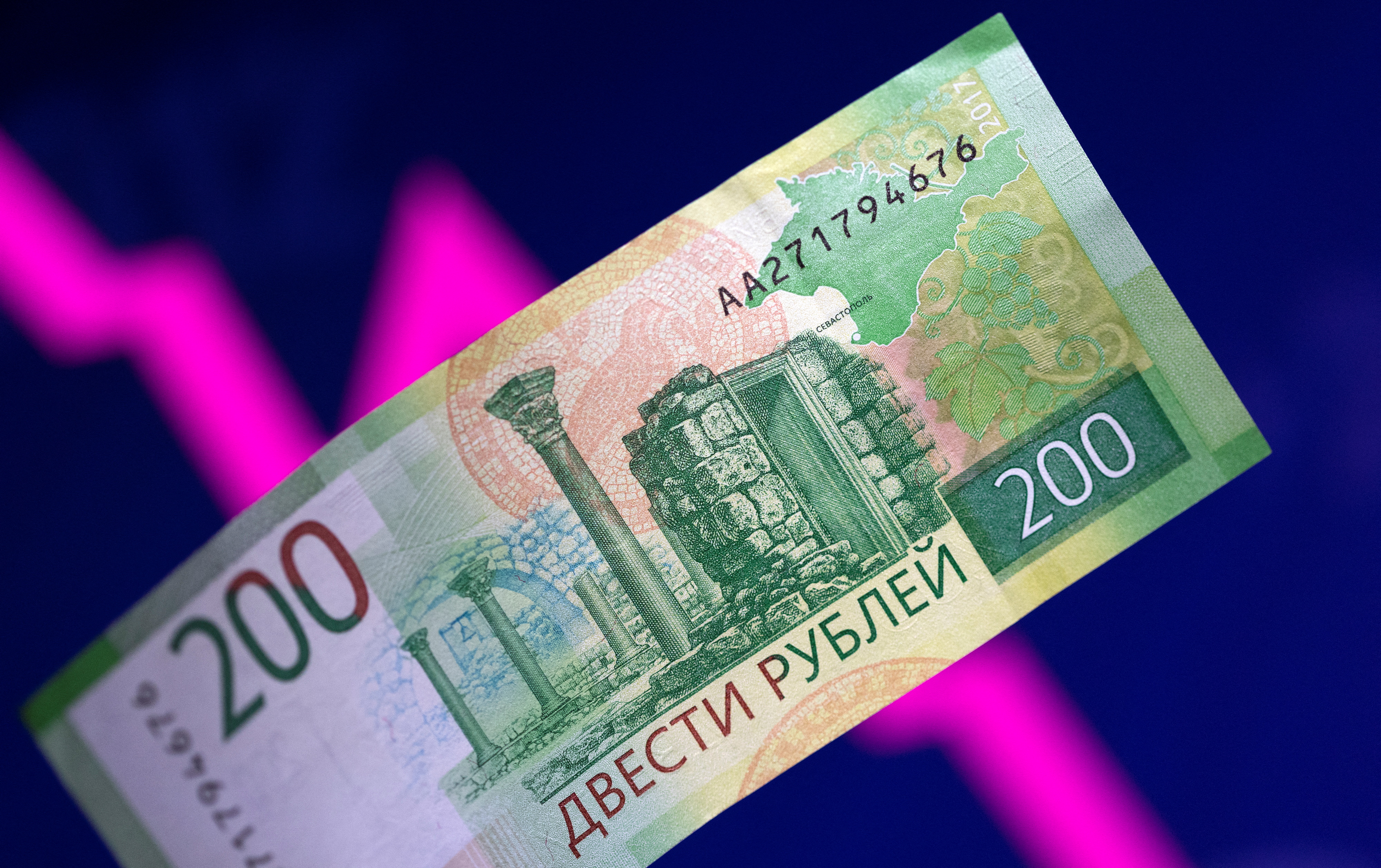 La ilustración muestra un billete de rublo ruso y un gráfico de flecha descendente