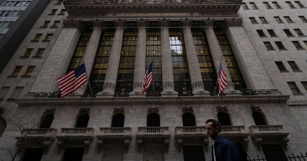Las acciones en Wall Street ganan, los precios del petróleo caen antes de la reunión de la Fed