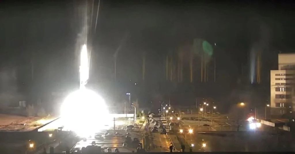 Las fuerzas rusas toman enorme planta nuclear ucraniana y apagan el fuego