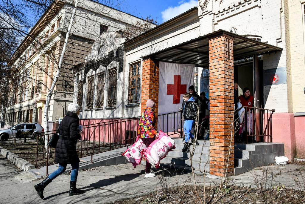 Voluntarios que llevan suministros ingresan a un sitio de la Cruz Roja en Ucrania