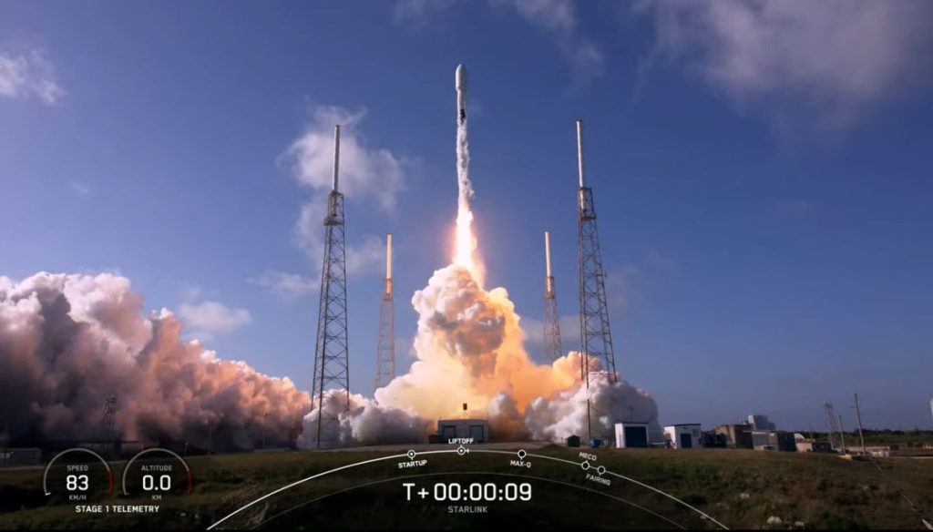 SpaceX lanza satélites Starlink en una 'escoba americana' y un misil aterriza en el mar
