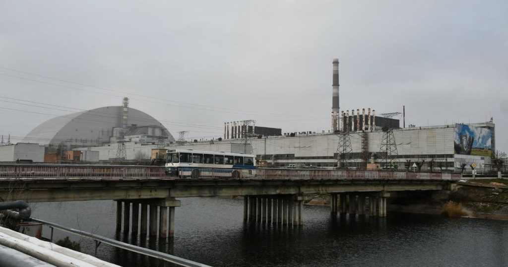 Ucrania culpa a Rusia por cortar la energía a la planta nuclear de Chernobyl y dice que podría causar una 'descarga nuclear'
