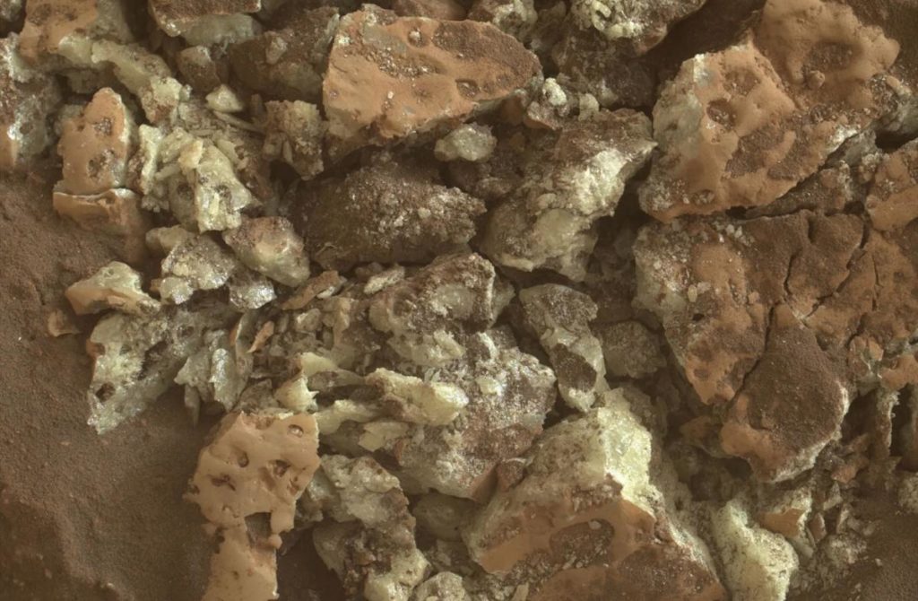 El rover Curiosity de la NASA descubrió accidentalmente cristales de azufre puro en Marte