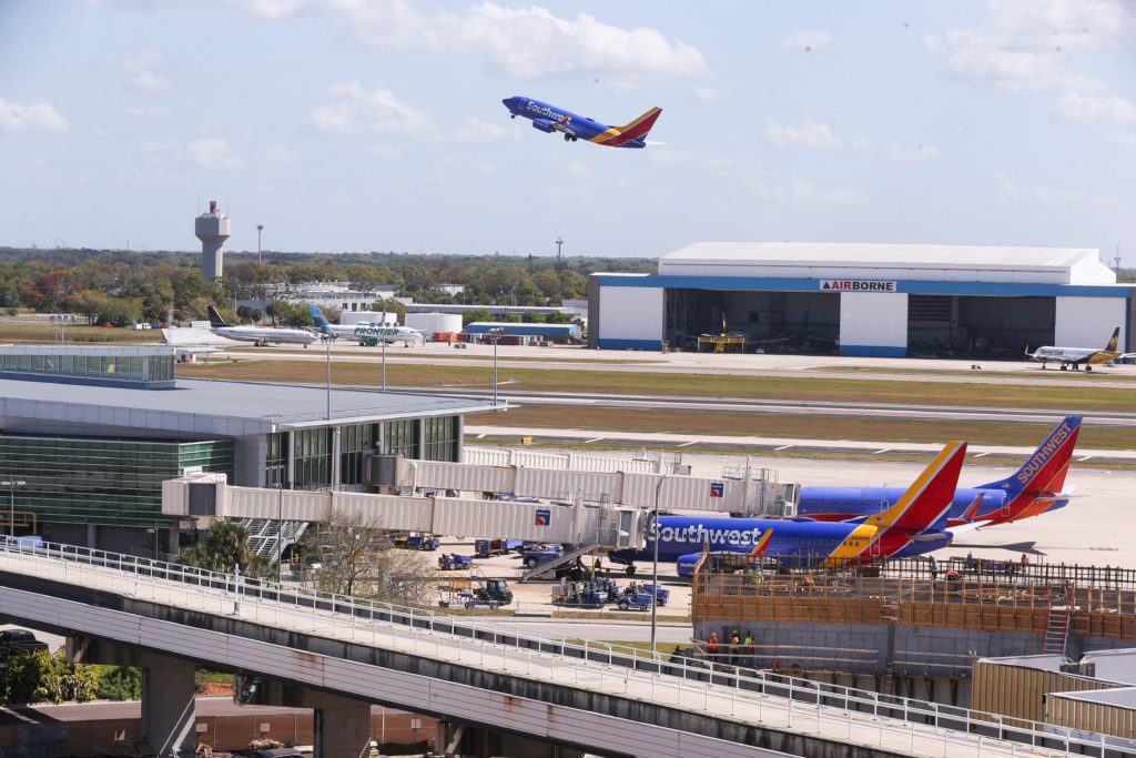 La Administración Federal de Aviación investiga un avión de Southwest con destino a Tampa que cayó a 150 pies sobre el agua