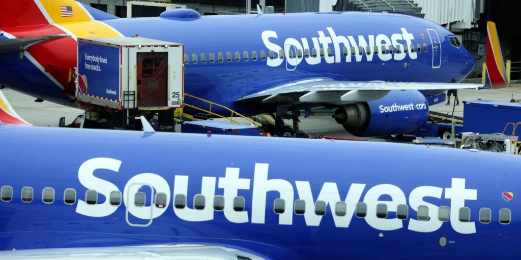 La explosión de latas de refresco hiere a los asistentes de vuelo de Southwest Airlines