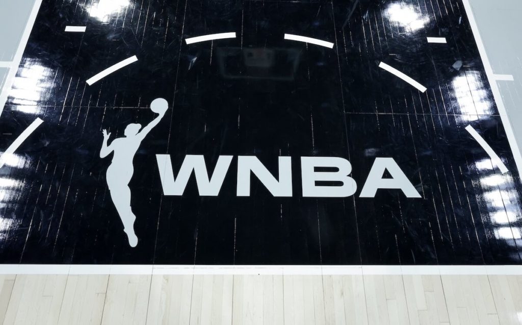 Los acuerdos de derechos de prensa de la WNBA califican a la liga para recibir .2 mil millones durante los próximos 11 años: fuentes