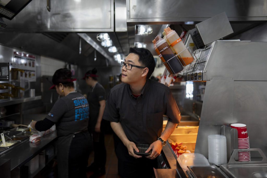 Los trabajadores de comida rápida en California ganan ahora 20 dólares la hora.  Los concesionarios responden reduciendo la jornada laboral.