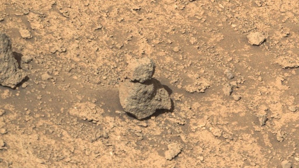 Un pequeño «muñeco de nieve» en la superficie de Marte observado por el rover Perseverance de la NASA (foto)